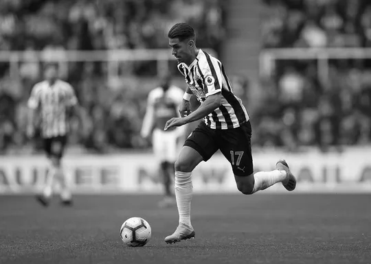 Ayoze Perez in action for Newcastle United against Chelsea in the 2018/19 Premier League.