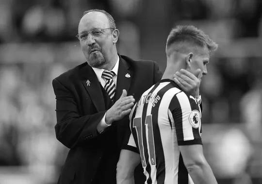 Rafa Benitez congratulates Matt Ritchie on the St. James' Park surface following a Premier League match.