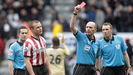 Lee Cattermole is awarded a red card by Mike Dean in the Tyne-Wear derby