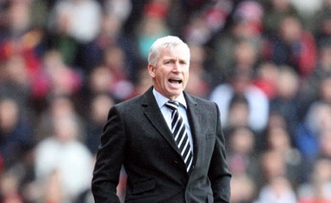 Alan Pardew issues instructions on the sideline at St.Mary's