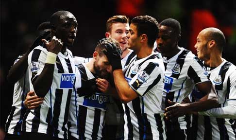 Newcastle United celebrate Yohan Cabaye’ second goal against West Ham