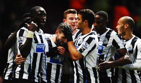 Newcastle United celebrate Yohan Cabaye' second goal against West Ham