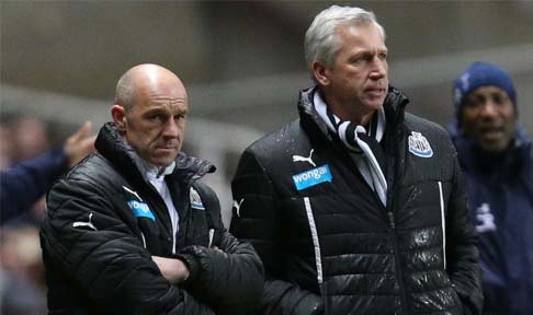 Steve Stone and Alan Pardew watch on as Spurs take the lead against Newcastle