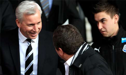 Alan Pardew shakes hands with NUFC owner Mike Ashley ahead of their tie with Southampton