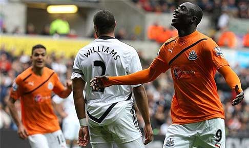 Papiss Cissé celebrates after scoring his second goal against Swansea City