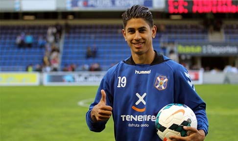 Ayoze Perez salutes the Tenerife supporters