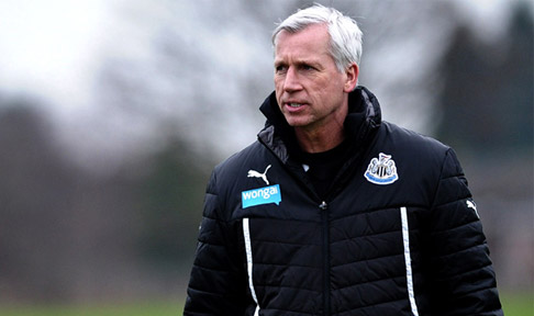 Alan Pardew oversees training at Benton