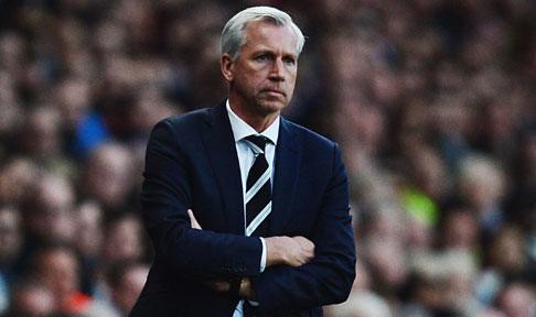 Alan Pardew looks on during Newcastle's Premier League encounter