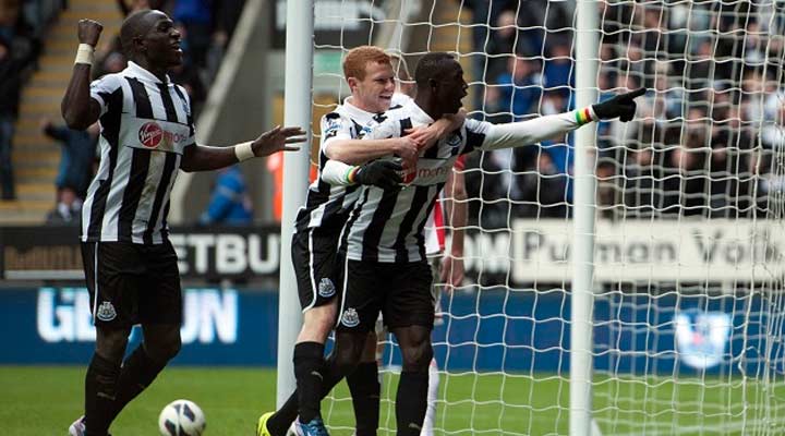 Adam Campbell celebrates with Papiss Cissé after scoring a late winner against Fulham